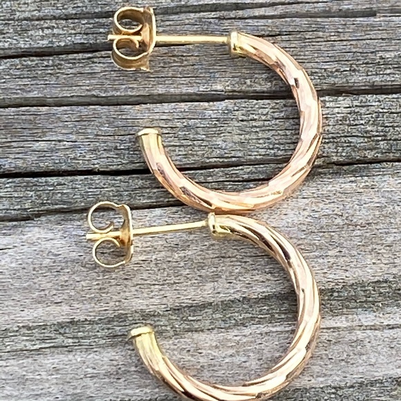 14k Gold half hoop earrings twist look design 1/2 inch - Picture 5 of 13